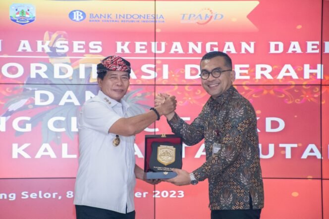 
					COACHING CLINIC : Gubernur Kaltara, Drs H Zainal A Paliwang SH. M.Hum berikan arahan terkait pembentukan TPAKD, Rabu (8/11).

