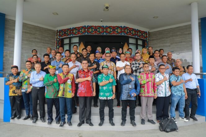 
					SILATURAHMI : Gubernur dan Wagub Kaltara, Drs H Zainal A Paliwang SH, M.Hum â€“ Dr Yansen TP, M.Si bersilaturahmi dengan Dewan Penyantun KIB di Kantor Gubernur, Kamis (9/11). 


