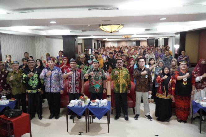 
					Gubernur Kalimantan Utara Drs H Zainal A Paliwang SH, M.Hun menekankan pentingnya terus meningkatkan kualitas pendidikan. Hal ini disampaikannya saat menyapa para guru, pengawas dan kepala sekolah se-Kalimantan Utara di Ballroom Swiss-belhotel, Selasa (14/11).
