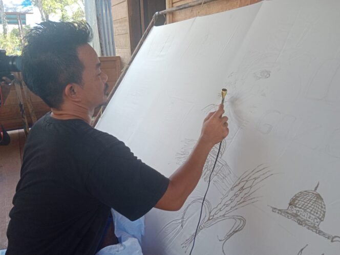
					Adriansyah pengrajin batik Desa Tideng Pale Timur 