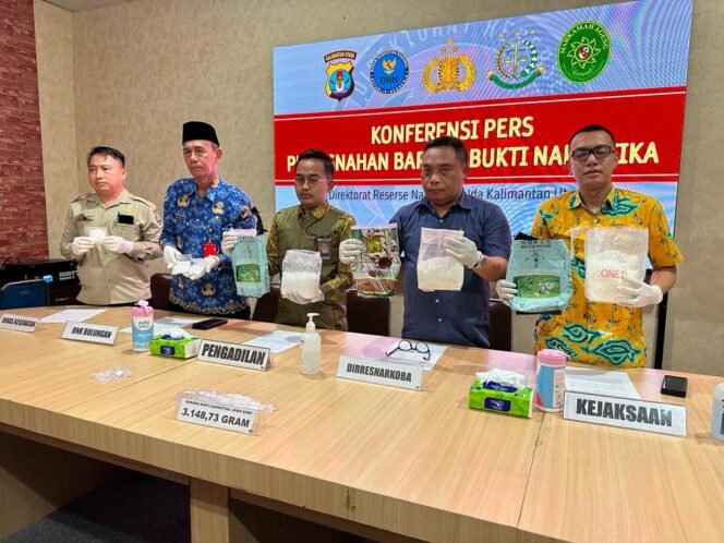 
					Dirnarkoba Polda Kaltara Kombes Pol Agus Yulianto, S.Sos., S.I.K., M.Si. mempimpin Pemusnahan Barang Bukti Di ruangan Ditresnarkoba Polda Kaltara, Jumâ€™at (17/11/2023)

