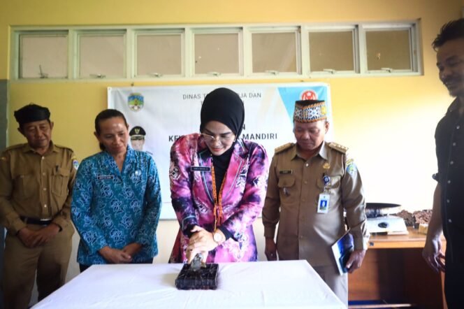 
					BATIK: Ketua Dewan Kerajinan Nasional Daerah (Dekranasda) Kabupaten Tana Tidung, Vamelia Ibrahim saat mencoba membatik di kegiatan pelatihan membatik di Kecamatan Betayau.