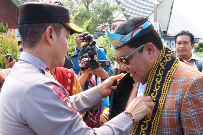 
					Kapolda Kalimantan Utara Irjen. Pol. Daniel Adityajaya, S.H., S.I.K., M.Si., didampingi Diresnarkoba Polda Kaltara Kombes Pol. Agus Yulianto, S.Sos, S.I.K, M.Si., Sambut Kunjungan Kerja (Kunker) Kepala BNN Republik Indonesia Komjen Pol. Prof. Dr. Petrus R. Golose, M.M., di Kalimantan Utara, yang bertempat di Ruang VIP Bandara Juwata Kota Tarakan, Selasa (21-11-2023).

