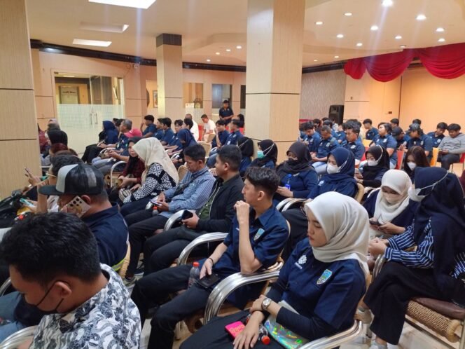 
					 LAPANGAN KERJA : Program Permagangan diharap mampu menjadi sarana pertukaran pengetahuan di dunia kerja. 

