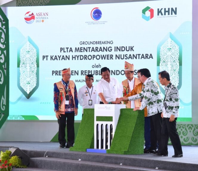 
					TUMBUH POSITIF : Gubernur Kaltara, Drs H Zainal A Paliwang SH, M.Hum mengikuti ground breaking PLTA Mentarang beberapa waktu lalu. 

