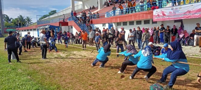 
					Lomba tradisional tarik tambang dalam rangka memeriahkan Hari Ulang Tahun Korps Pegawai Republik Indonesia (KORPRI) Ke-52 di Kota Tarakan berlangsung dengan meriah, Sabtu (25/11) pagi di Stadion Datu Adil Tarakan.

