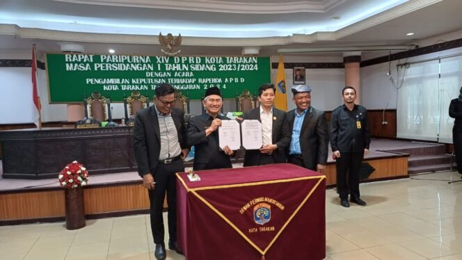 
					Penandatanganan persetujuan Raperda APBD Kota Tarakan 2024 menjadi perda. Foto : Fokusborneo.com 