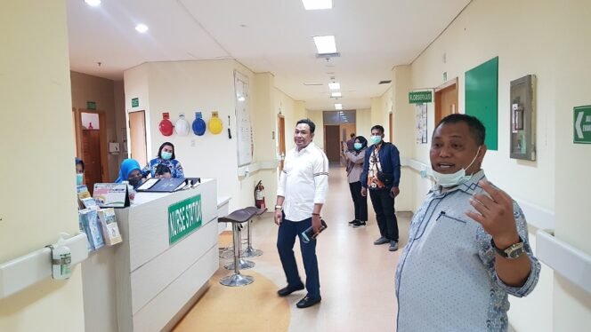 
					Wakil Ketua Komisi 4 DPRD Provinsi Kaltara Yancong bersama Anggota kunjungan ke RSUD dr. Jusuf SK. Foto : Fokusborneo.com 