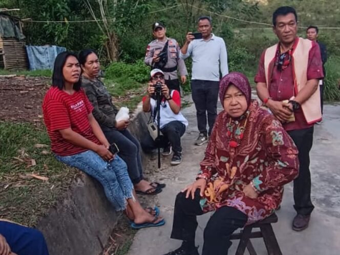 
					Mensos Tri Rismaharini berdialog dengan warga Krayan usai berikan bantuan kemasan garam krayan. Foto : Ist 