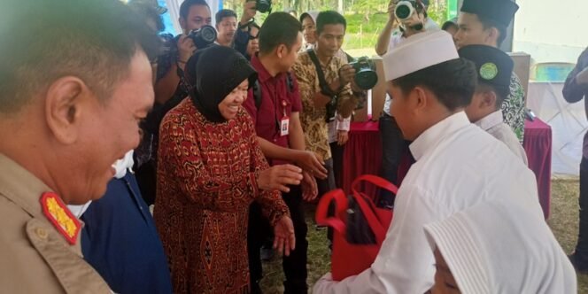 
					Menteri Sosial Tri Rismaharini Menyerahkan Bantuan ke Pondok Pesantren Al Khairaat Sebatik Timur. Foto: fokusborneo.com
