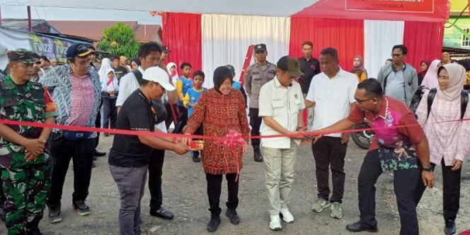
					Menteri Sosial Tri Rismaharini Potong Pita Resmikan PJUTS di Pulau Sebatik. Foto: fokusborneo.com