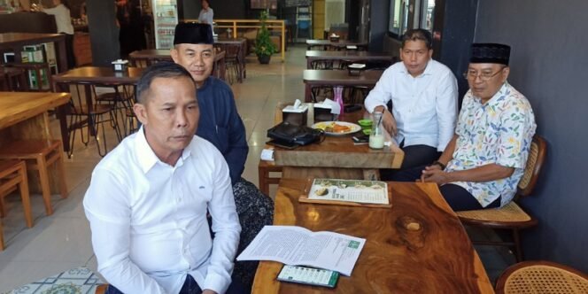 
					Ketua Tanfidziah PWNU Kaltara Undunsyah (depan) dan Pengurus Saat Zoom Penting Bersama Seluruh Pengurus PWNU Kaltara. Foto: fokusborneo.com