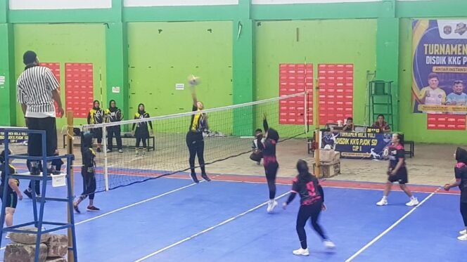 
					Pertandingan UBT vs Idec di Turnamen Voli KKG PJOK SD Cup II. Foto : Fokusborneo.com 