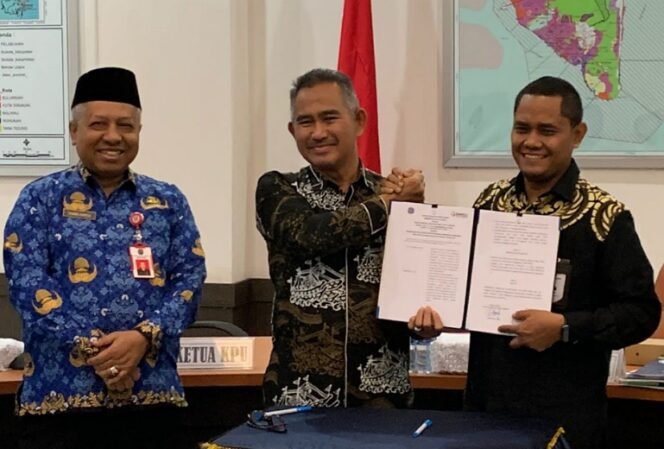 
					Penandatanganan NPHD Pilkada Tarakan 2024 antara Walikota Tarakan dr. Khairul dengan Ketua KPU Kota Tarakan Nasruddin. Foto : Ist 