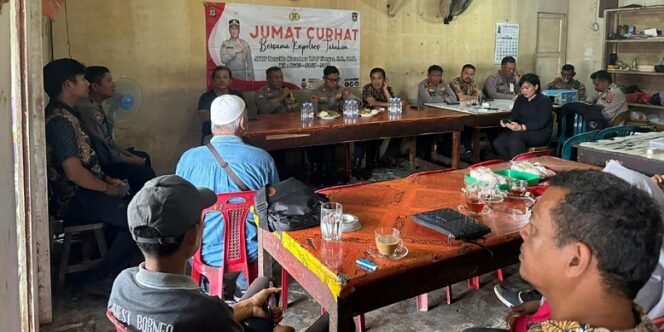 
					Kegiatan Polres Tarakan kembali melaksanakan Jumat Curhat menyasar warga Kelurahan Pamusian Kecamatan Tarakan Tengah Kota Tarakan, Jumat (24/11/2023). Kegiatan Jumat Curhat dimulai pukul 09.00 WITA berlokasi di warung Asuk Markoni. DOKUMENTASI HUMAS POLRES TARAKAN
