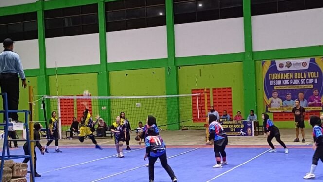 
					Pertandingan perebutan juara 3 Turnamen Voli KKG PJOK SD Cup II antara UBT vs RSUD. Foto : Fokusborneo.com 
