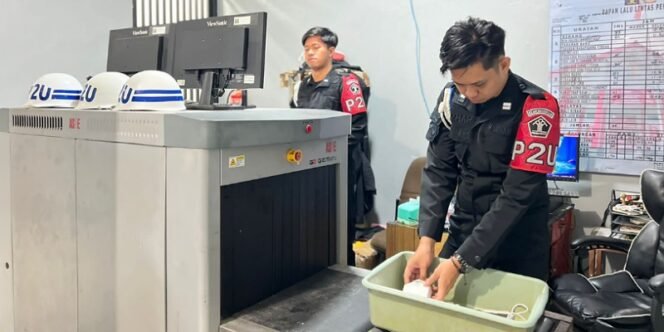 
					Petugas Lapas Tarakan Melakukan Pemeriksaan Titipan Nasi Bungkus Melalui Mesin X-ray. Foto: Humas Lapas