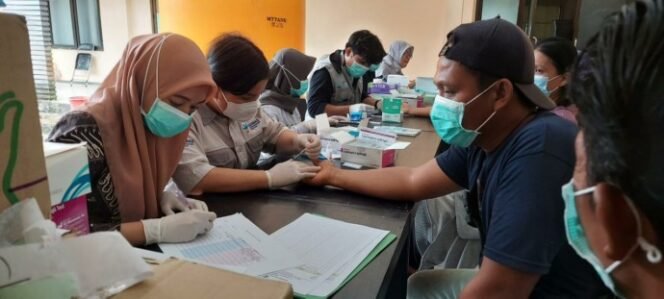 
					PEMERIKSAAN: Petugas kebersihan pada Dinas Lingkungan Hidup (DLH) Tana Tidung saat dilakukan skrining