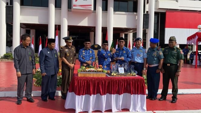 
					Dalam rangka memperingati HUT ke-52 Korpri, Pemkot Balikpapan menggelar upacara bendera dan syukuran di halaman Balai Kota, Rabu (29/11/2023).


