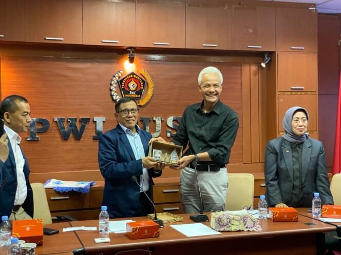 
					Calon Presiden nomor urut 3 Ganjar Pranowo menghadiri undangan PWI Pusat dalam rangkaian Hari Pers Nasional (HPN) 2024 dalam acara Dialog Capres-Cawapres dengan Persatuan Wartawan Indonesia (PWI) Pusat.  Kedatangannya disambut langsung oleh Ketua Umum PWI Pusat, Hendry Ch Bangun dan Sekretaris Jenderal PWI Pusat, Sayid Iskandar di Gedung Dewan Pers, Kebon Sirih, Jakarta Pusat, Kamis (30/11/2023). 

