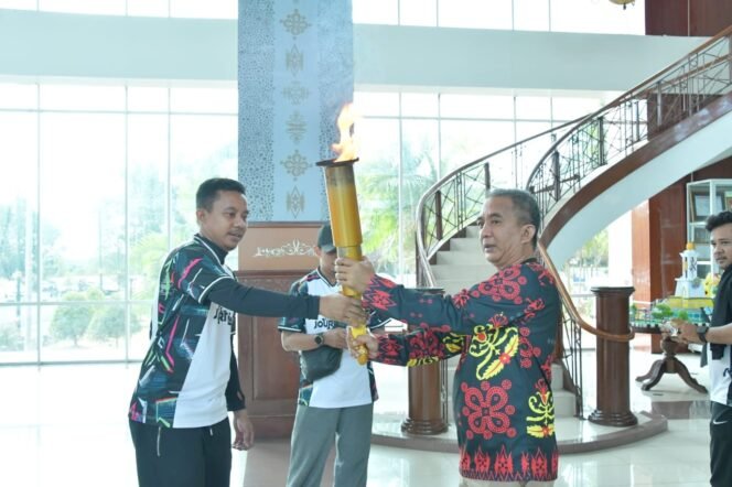 
					PENYERAHAN OBOR: Penyerahan Obor Porwada I Kaltara secara simbolis dilakukan di Kantor Bupati Nunukan, diterima langsung Asisten Pemerintah dan Kesra Pemkab Nunukan, Abdul Munir.



