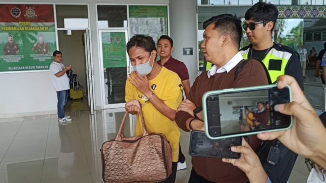 
					Personel Satreskrim Polres Tarakan menjemput pelaku ( L)  dan dibawa ke Kota Tarakan untuk dilakukan penyidikan lebih lanjut. 

