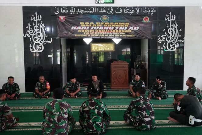 
					Komandan Kodim 0907/Trk Letkol Kav Jhon B.C.Simarmata diwakili Pasiops Dim Kapten Inf Pattah Setiawan bersama puluhan anggota Makodim melaksanakan Doa Bersama dalam rangka memperingati Hari Juang TNI AD, bertempat di Masjid Al-Baroqah Kodim 0907/Trk, Kamis (14/12/23) 

