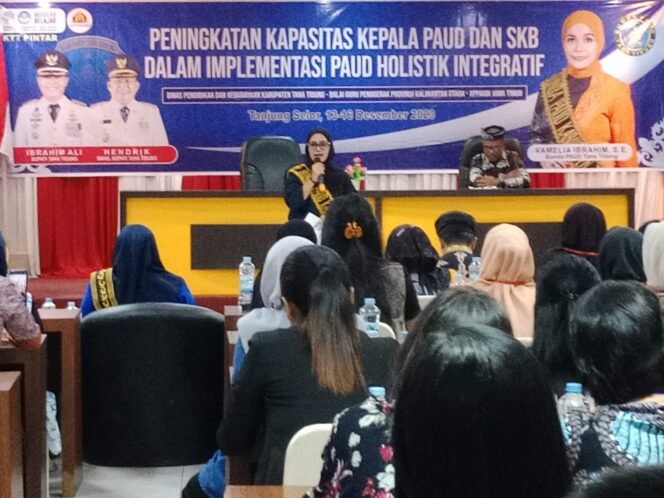 
					Di hadapan ratusan guru Paud dari Kabupaten Tana Tidung dan Bulungan, Bunda Paud Tana Tidung, Vamelia Ibrahim Ali kenalkan pengembangan anak usia dini holistik integratif melalui 