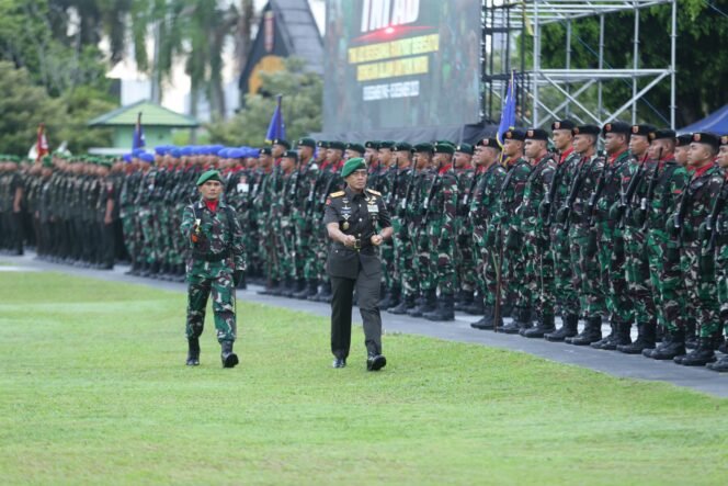
					Pangdam VI/Mlw Mayjen TNI Tri Budi Utomo memimpin upacara dalam rangka memperingati Hari Juang TNI AD Tahun 2023, Markas Kodam VI Mulawarman, Jumat (15/12/23).