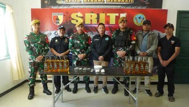 
					Satuan Tugas Pengamanan Perbatasan Republik Indonesia - Malaysia Yon arhanud 8/MBC menggagalkan penyelundupan narkotika jenis sabu-sabu dan minuman keras ber-merk Labour, Jumat (15/12/23).
