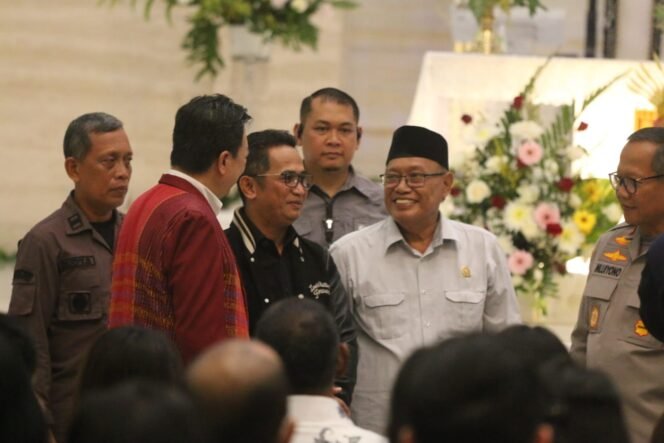 
					Wali Kota Balikpapan Rahmad Masâ€™ud bersama Wakapolda Kaltim Irjen Pol Mulyono dan  Forkopimda Kota Balikpapan serta kepala dinas Pemkot Balikpapan meninjau pelaksanaan Misa Natal di Gereja St Theresia, Prapatan, kota Balikpapan, Minggu (24/12/2023) malam.