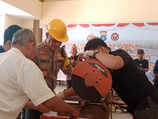 
					Polda Kaltara melakukan pemusnahan senjata api (senpi) rakitan milik masyarakat Dayak Agabag dan Lundayeh yang berhasil diamankan. Pemusnahan dilakukan di Mapolda Kaltara, Jumat (29/12/23).