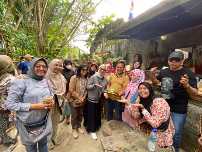 
					Ketua Ekonomi Kreatif  Balikpapan Hj. Nurlena didampingi sejumlah kepala OPD melakukan kunjungan ke lokasi Pasar Tumpah Pringgoni, Minggu (31/12/23).