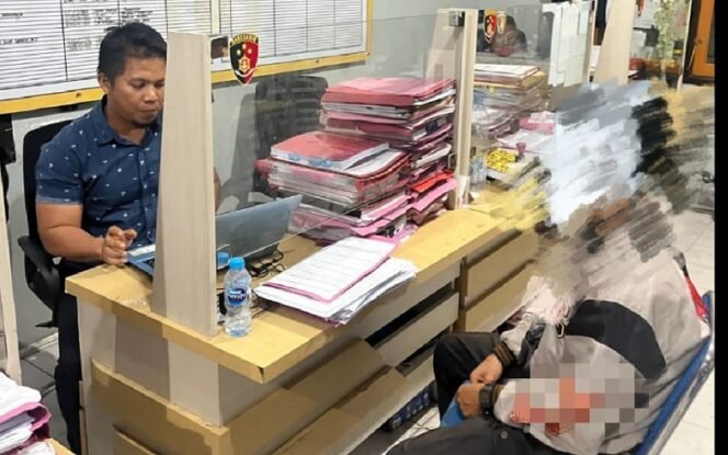 
					Penyidik Satreskrim Polres Tarakan Melakukan Pemeriksaan Terhadap Pelaku Pengeroyokan di Kampus. Foto: ist
