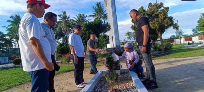 
					Anggota DPR RI Deddy Sitorus didampingi dr. Ari Yusnita nyekar ke makam Walikota Tarakan pertama dr. Jusuf SK. Foto : Ist 