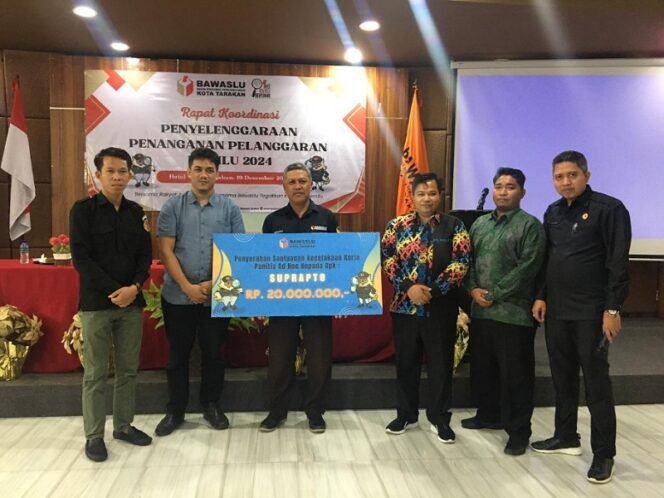 
					Bawaslu RI serahkan santunan kepada petugas Badan Adhoc Bawaslu Kota Tarakan yang alami kecelakaan. Foto : Ist 