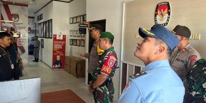 
					Kapolres Tarakan AKBP Ronaldo Maradona Bersama Dandim 0907/Trk Letkol Kav Jhon Budiman beserta Perwakilan Danlanud Anang Busra Memantau Posko Pemilu. Foto: ist