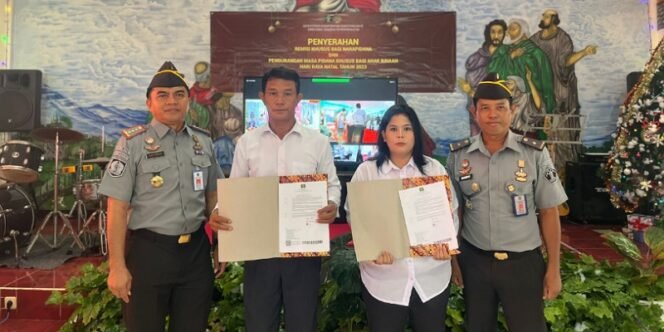 
					Kalapas Kelas IIA Tarakan Sutarno Menyerahkan SK Remisi Natal Kepada Salah Satu Warga Binaan. Foto: Ist/Humas