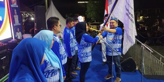 
					Pelantikan Pengurus: Ketua Inorga Pelangi Kaltara Safril Husein Menyerahkan Bendera Pataka Kepada Ketua Inorga Pelangi Cabang Tarakan. Foto: fokusborneo.com
