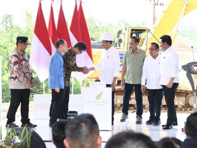 
					Presiden Jokowi melakukan groundbreaking apartemen The Pakubuwono Nusantara di Kawasan IKN, Kabupaten Penajam Paser Utara, Kalimantan Timur pada Kamis (21/12/2023). (Foto: BPMI Setpres/Muchlis Jr)

