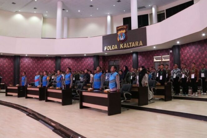 
					Kapolda Kalimantan Utara Kaltara) Irjen Pol Daniel Adityajaya, S.H, S.I.K, M.Si memimpin Sidang Terbuka Penetapan Kelulusan Akhir Tingkat Panda Penerimaan Rekrutmen Proaktif (Rekpro) Bintara Polri T.A 2022, di Ruang Rupatama Kayan Mapolda Kaltara, Rabu(13/12)


