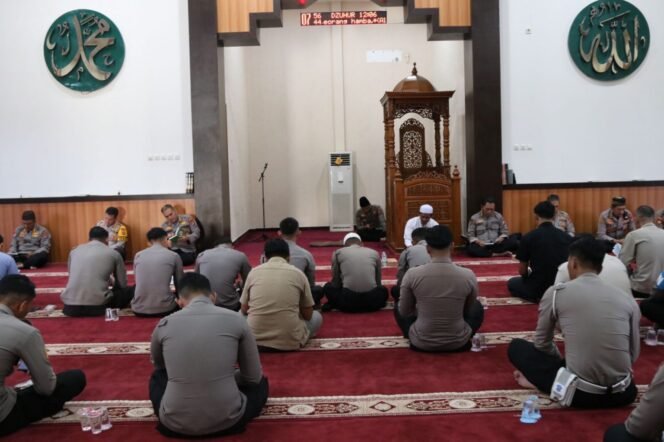 
					Setiap hari Kamis, setelah melaksanakan apel pagi, Personil Polda Kalimantan Utara Melaksanakan Binrohtal ( Bimbingan Rohani Dan Mental ) di tempat ibadah masing â€“ masing, Kamis (14/12)