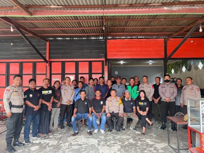 
					JUMAT CURHAT - Polda Kalimantan Utara menggelar acara Silaturahmi bersama Komunitas PSHT Tanjung Selor, Komunitas PSHW Tanjung Selor, Komunitas Tapak Suci Tanjung Selor, Para Ojek Tanjung Selor, Acara tersebut berlangsung di Cafe Labolong Jalan Sengkawit Tanjung Selor, Jum'at (12/01/2024).
