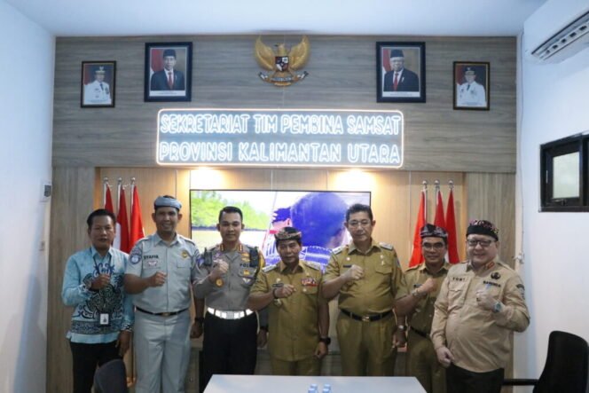 
					Gubernur Kalimantan Utara (Kaltara), Drs. H. Zainal A. Paliwang S.H.,M.Hum bersama Wakil Gubernur, Dr.Yansen TP., M.Si., meresmikan ruang Sekretariat Bersama Tim Pembina Samsat yang bertempat di areal kantor Unit Pelaksana Teknis (UPT) Badan Pendapatan Daerah (Bapenda) Wilayah Bulungan dan penyerahan kendaraan Samsat keliling dan delivery UPTD Bapenda kelas A kabupaten/kota se-Kaltara, Selasa (16/1/24).