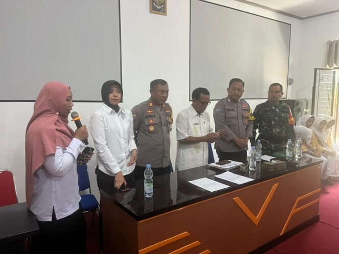 
					Langkah Cepat Polres Tarakan Selesaikan Dugaan Perundungan Siswi SMP dan Berakhir Damai, Kasat Binmas Polres Tarakan, AKP Budi Santoso diampingi oleh Kanit PPA Ipda Riska Aulia Mahatmi beserta Pers Sat Binmas Polres Tarakan melaksanakan koordinasi dan mediasi dengan Kepala sekolah dan keluarga yang terlibat, Rabu (10/01/24)

