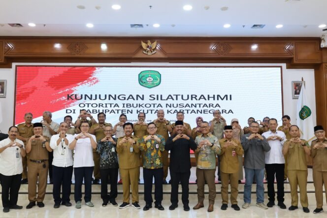 
					Sekretaris Otorita Ibu Kota Nusantara (IKN) Achmad Jaka Santos Adiwidjaya menghadiri Rapat Koordinasi Percepatan Pembangunan IKN yang digelar di Kantor Bupati Kutai Kartanegara (Kukar), Kalimantan Timur pada Selasa (09/01/2024).