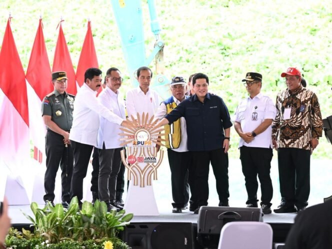 
					Presiden Joko Widodo melakukan Grounbreaking kawasan kantor OIKN, Rabu (17/01/24).Foto: Kris - Biro Pers Sekretariat Presiden