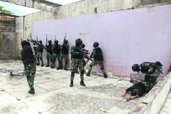 
					Guna meningkatkan serta mempertajam naluri tempur prajurit, Batalyon Marinir Pertahanan Pangkalan (Yonmarhanlan) XIII Tarakan melaksanakan latihan Pertempuran Jarak Dekat (PJD), Kamis (18/1/2024) pagi.