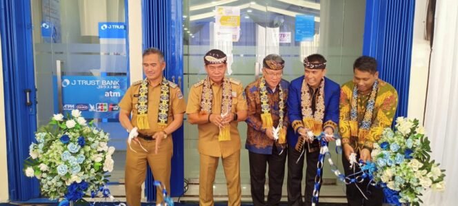 
					J Trust Bank resmikan Kantor Cabang ke -46 di Tarakan, Selasa (23/01/2024)