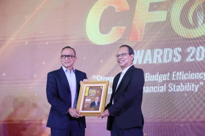 
					Bachtiar Soeria Atmadja  Direktur Utama Elnusa, meraih penghargaan â€œBest Performance Chief Financial Officerâ€, dalam acara penganugerahan Indonesia Best Chief Financial Officer (CFO) Awards 2024 yang diselenggarakan oleh Warta Ekonomi